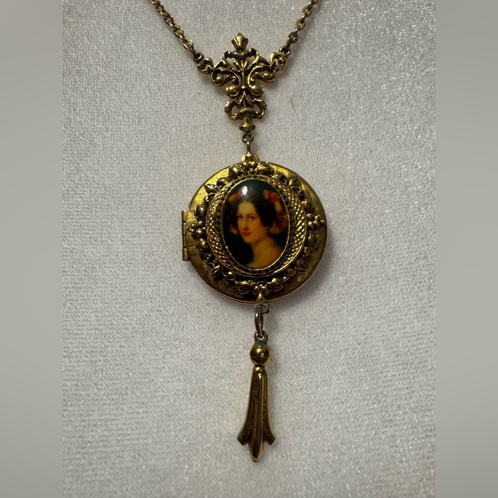 Vintage Gold Tone 70’s ESTATE Victorian Woman Cameo Photo Locket Brooch Necklace